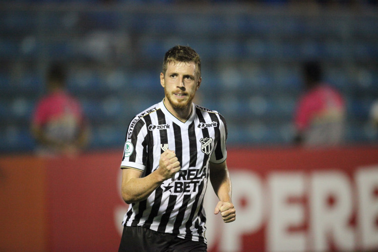 FORTALEZA, CEARÁ, BRASIL, 21.01.2024: Aylon, jogador do Ceará comemora gol no Jogo pelo campeonato cearense de futebol, Maracanã vs Ceará. estádio Presidente Vargas.