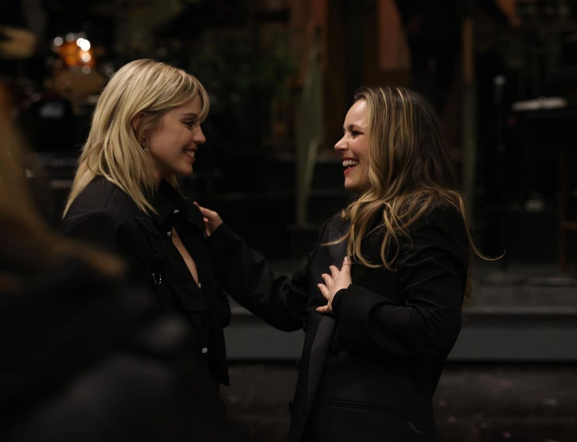 Reneé Rapp e Rachel McAdams, as Reginas George, se encontram em programa