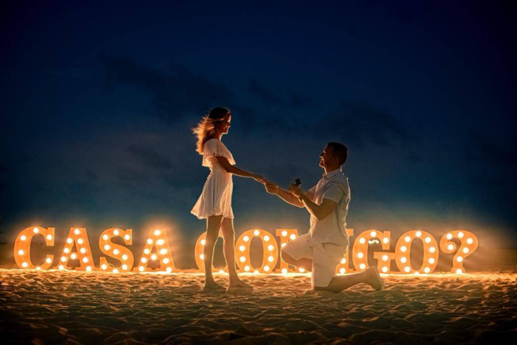 Celso e Maria Luiza estão juntos há oito anos e pedido de casamento foi feito na Praia de Iracema, em Fortaleza