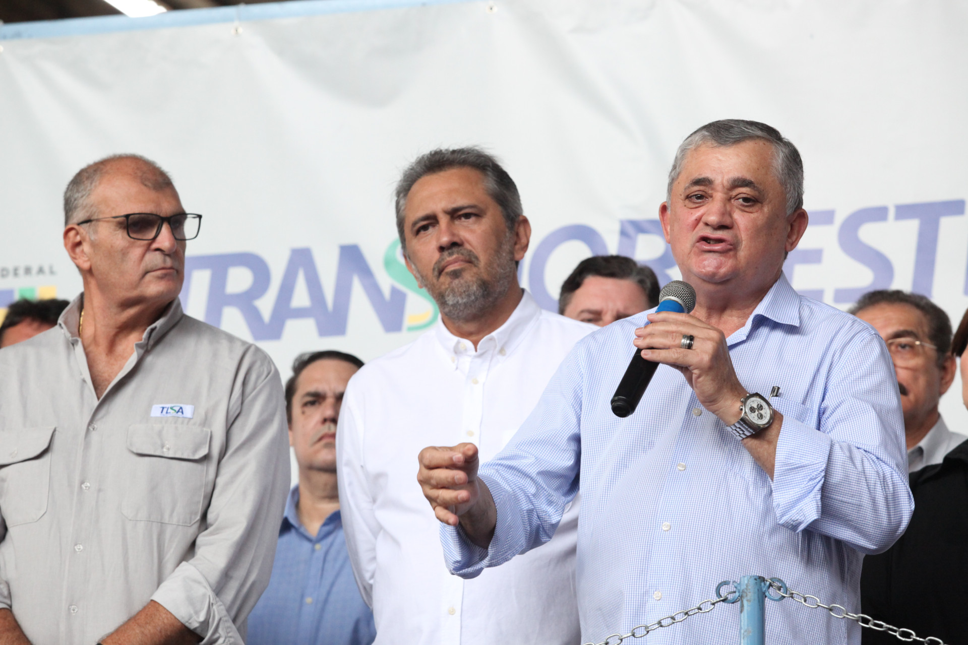 FORTALEZA, CEARÁ, BRASIL, 23.01.2024:  Elmano de Freitas, governador do Ceará, participa da solenidade, ao lado do diretor-presidente da Transnordestina Logística SA (TLSA), Tufi Daher e de José Guimarães, lider do governo Lula, durante  Cerimônia de assinatura de ordem de serviço para construção dos lotes 4 e 5 da ferrovia Transnordestina no Ceará. (Foto: FÁBIO LIMA)