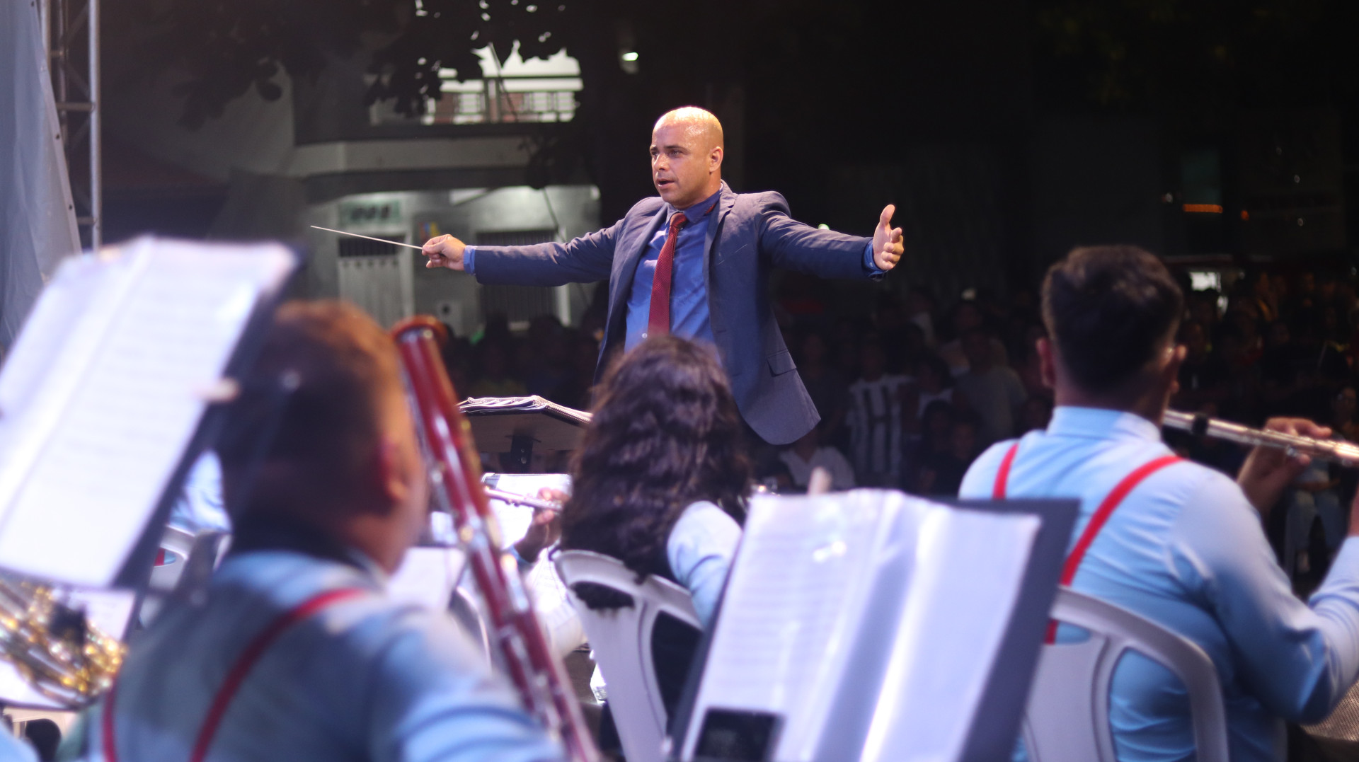 Hélio Júnior é  maestro da Orquestra Filarmônica Estrelas da Serra (Foto: Divulgação/ Andreia Santos )