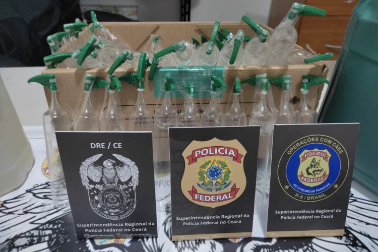 Pelo menos 17 litros de lança perfume foram encontrados nesta amnahã, 24