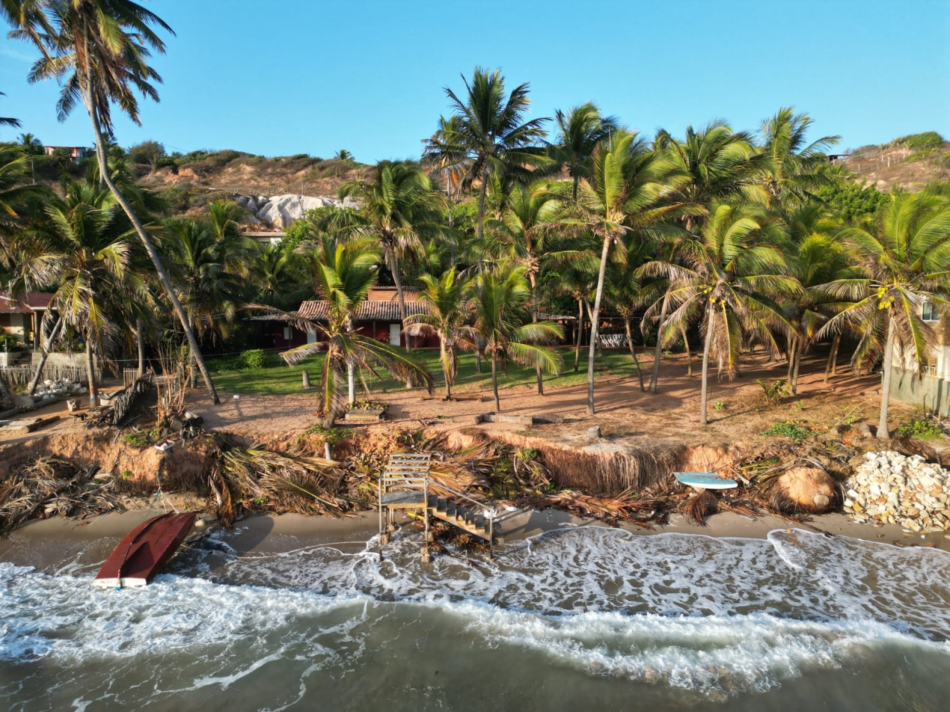 ￼EROSÃO afeta a Praia da Peroba, em Icapuí (Foto: Sergio Carvalho / Especial para O POVO)