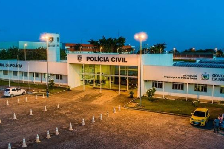 Suspeito foi autuado por falsidade ideológica e estelionato e está na Central de Polícia de João Pessoa