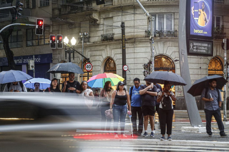 São Paulo e Rio têm alerta vermelho para fortes chuvas e ventos