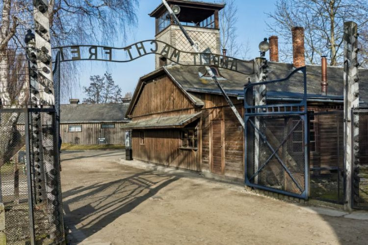 Entrada do museu que relembra as vítimas do Holocausto, em Auschwitz.