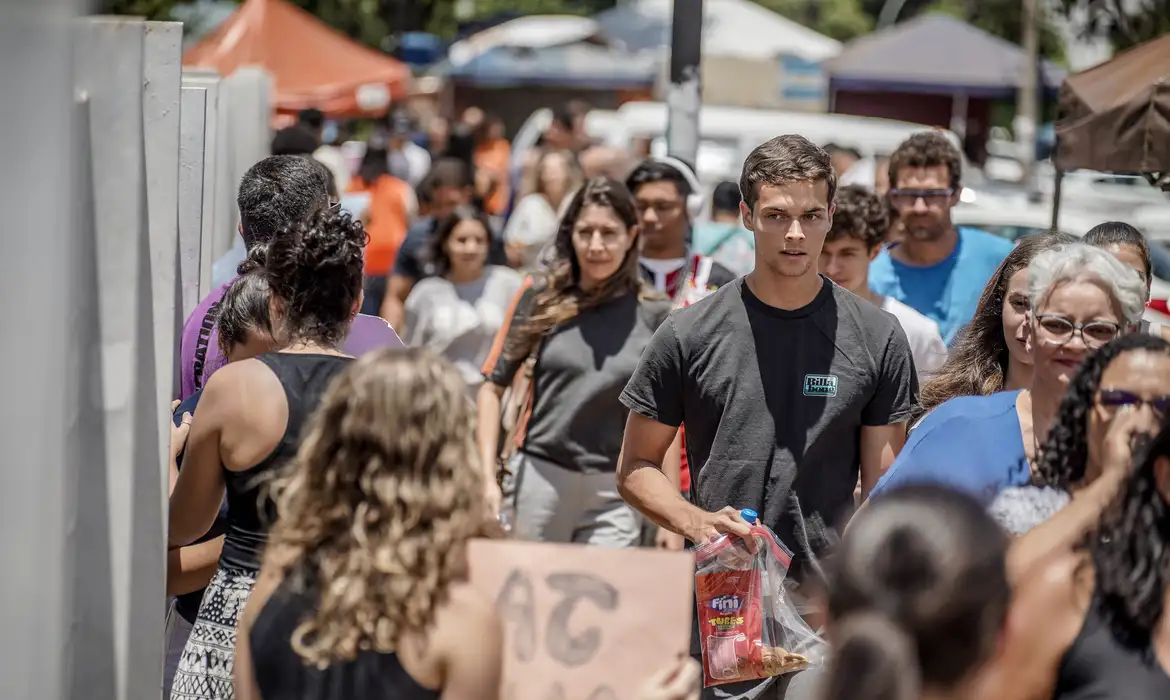 Ensino médio: Pé-de-Meia dará R$ 2 mil por ano a alunos de baixa renda