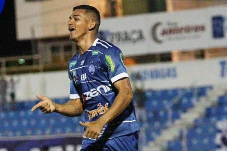 Tiaguinho, do Iguatu, comemora gol marcado contra o Caucaia