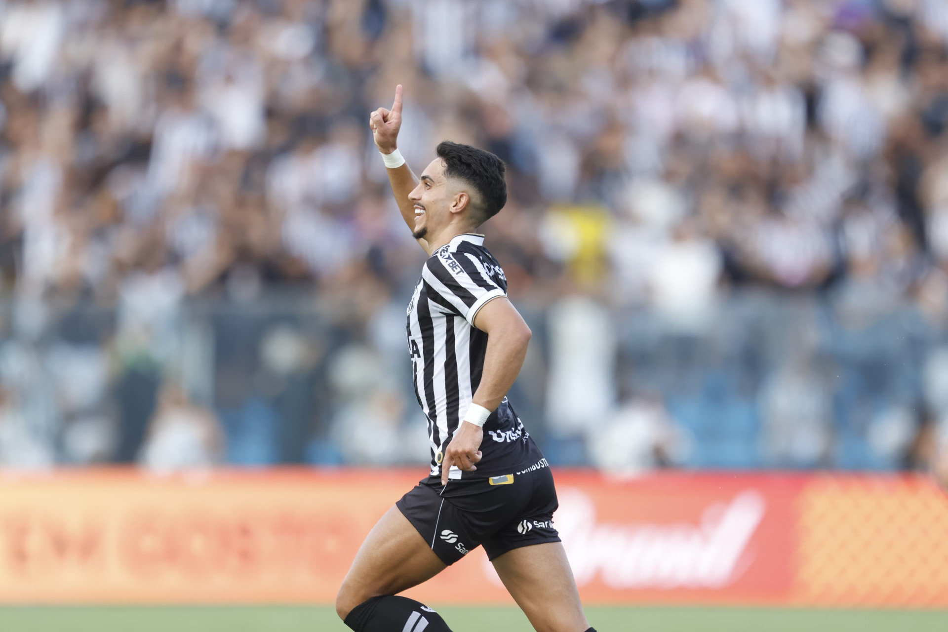 Raí Ramos comemora gol em Ceará x Floresta no estádio Presidente Vargas, pelo Campeonato Cearense. (Foto: Aurélio Alves/O POVO)
