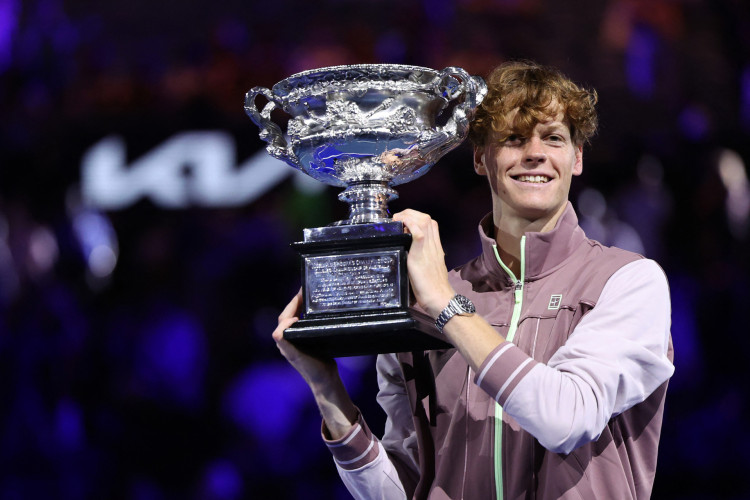 Italiano Jannik Sinner ergue o troféu do Aberto da Austrália