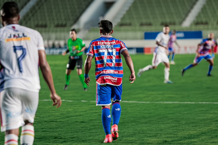 Kervin Andrade, meia do Fortaleza, durante jogo contra o Barbalha, pelo Cearense 2024