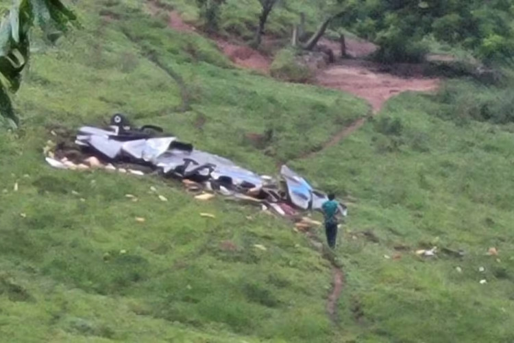 Aeronave de pequeno porte caiu na manhã deste domingo, em Minas Gerais. 