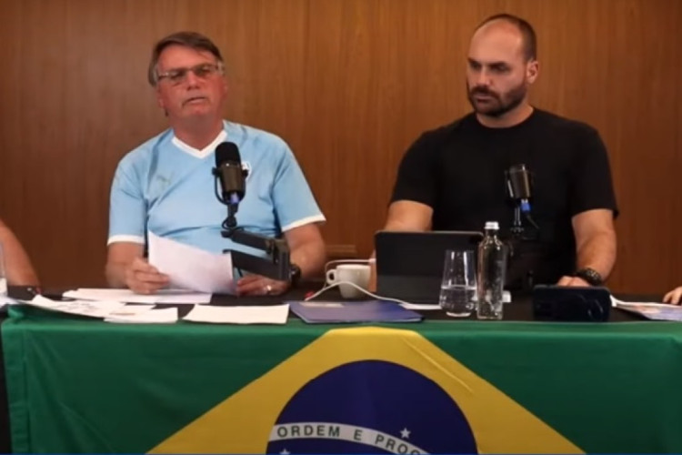 Um endereço ligado à família Bolsonaro foi alvo de busca e apreensão pela Polícia Federal, que mira o vereador Carlos Bolsonaro