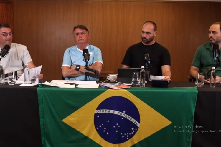 Na live, o senador Flávio Bolsonaro (PL-RJ), o ex-presidente Jair Bolsonaro (PL), o deputado federal Eduardo Bolsonaro (PL-SP) e o vereador do Rio de Janeiro Carlos Bolsonaro (Republicanos-RJ)