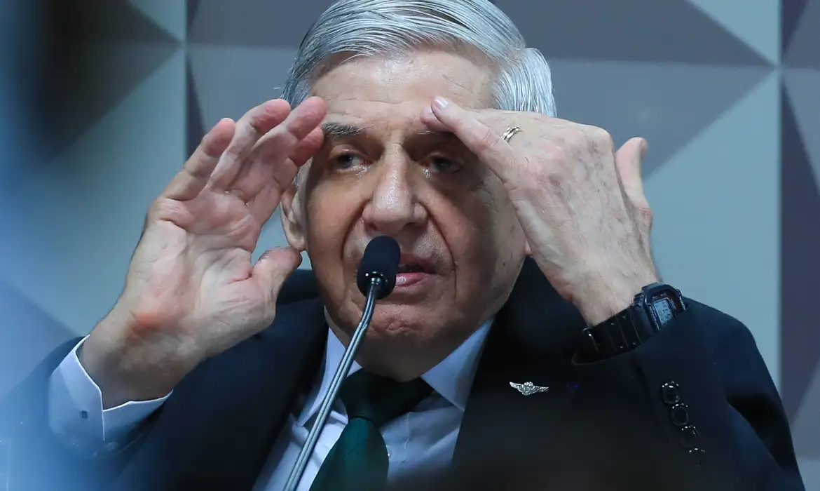 General Augusto Heleno teria ficado "atonico" quando chefe da FAB negou participar de golpe