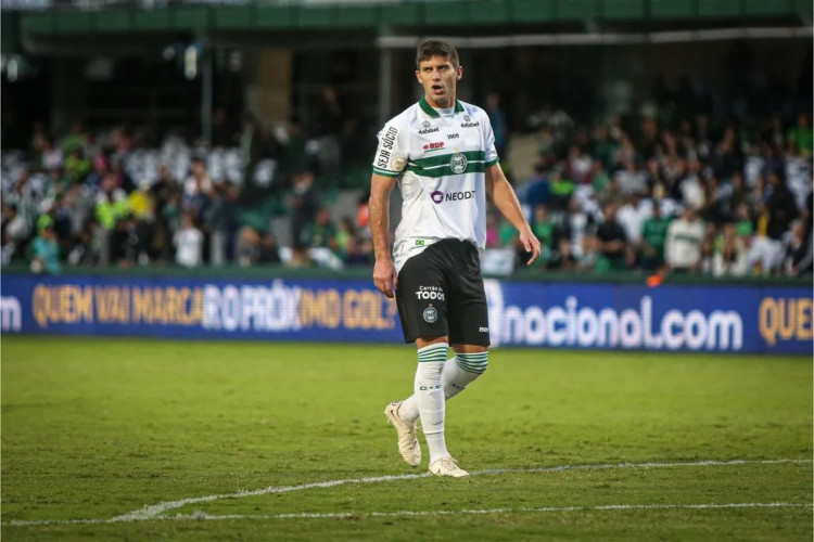 Kuscevic em ação pelo Coritiba pelo Campeonato Brasileiro Série A 2023