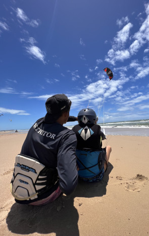 Guajiru  Aulas de kitesurf na praia localizada em Trairi (Foto: Camila Farah/Divulgação Clube da Prancha)