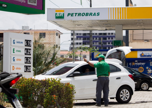 Gasolina variou entre R$ 5,79 e R$ 6,79 nos postos de combustível