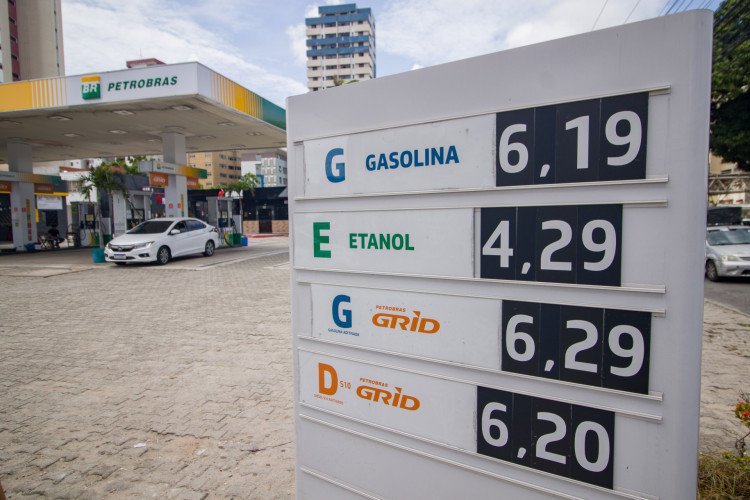 Gasolina comum no Ceará ocupa terceira colocação entre os estados com maior preço médio de revenda do Nordeste.