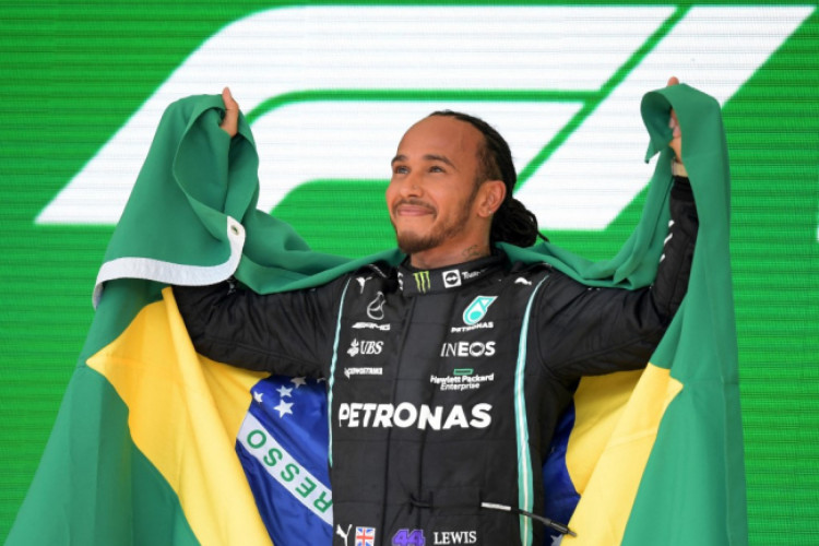 Ao vencer o GP de São Paulo em 2021, Hamilton levou para o pódio a bandeira do Brasil