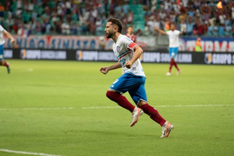 Meia Everton Ribeiro no jogo Bahia x Barcelona de Ilhéus, na Fonte Nova, pelo Campeonato Baiano 2024