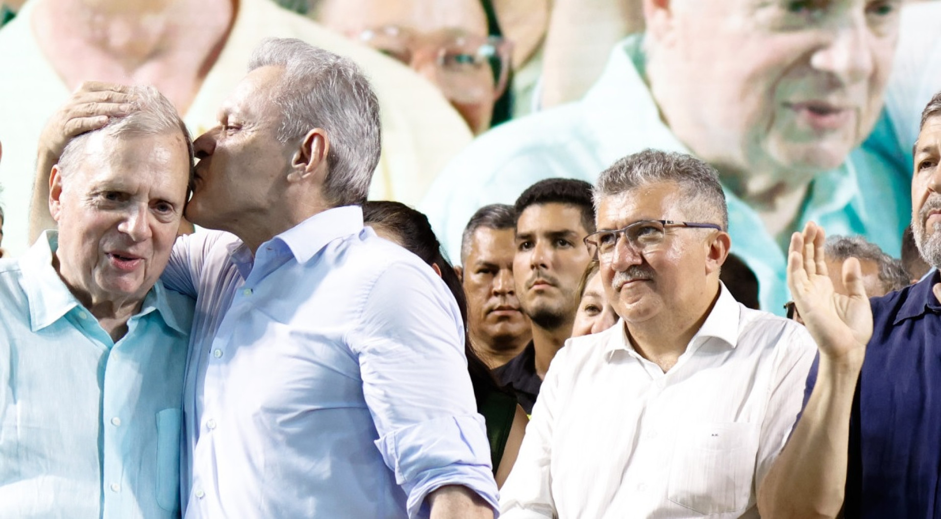 ￼TASSO recebe beijo de Sarto durante anúncio de investimentos em Fortaleza (Foto: Aurélio Alves)