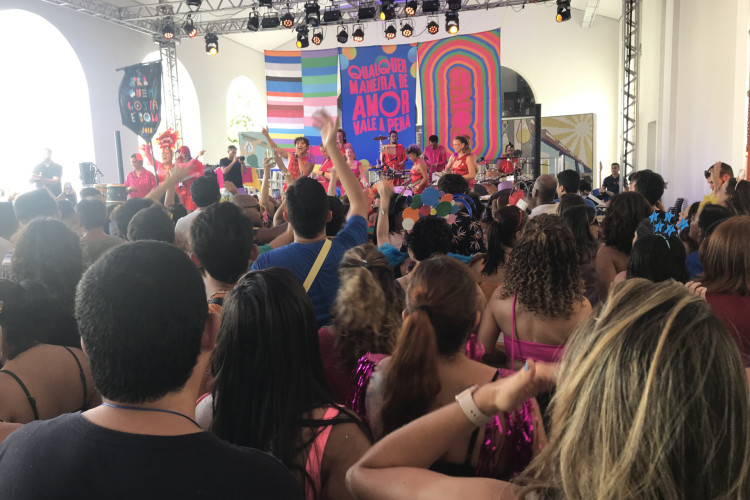 Bloco Pra Quem Gosta é Bom animou o fim de tarde da Estação das Artes, em Fortaleza