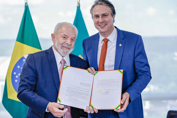 Presidente Lula com o ministro da Educação, Camilo Santana, ao sancionar lei que cria poupança para estudantes do ensino médio