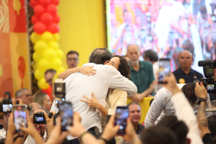 Filiação do senador Cid Gomes e da ex-governadora Izolda ao PSB; Cid e Izolda se abraçam durante evento de filiação ocorrido em Fortaleza