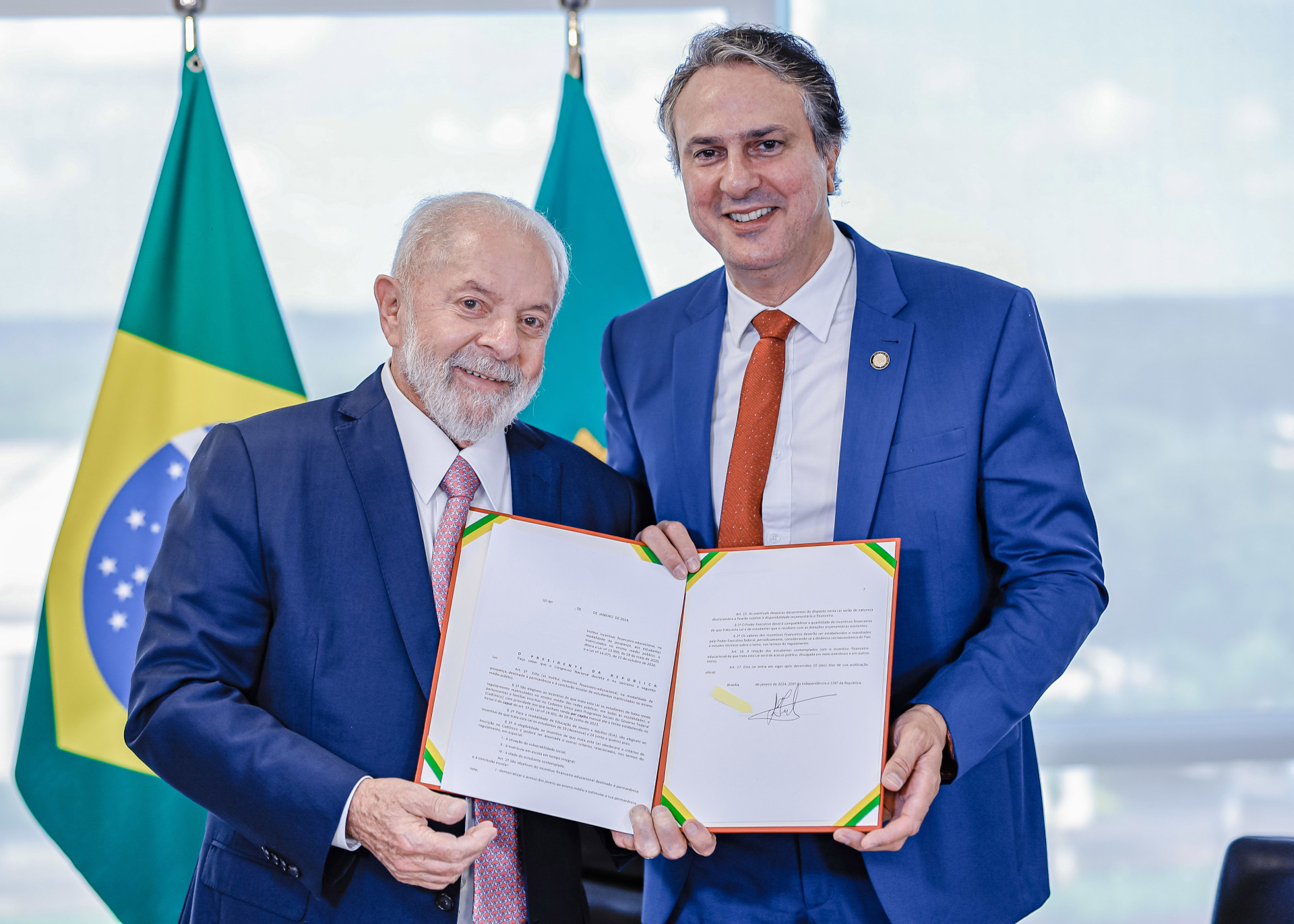 Presidente Lula com o ministro da Educação, Camilo Santana, ao sancionar lei que cria poupança para estudantes do ensino médio (Foto: Ricardo Stuckert/PR)