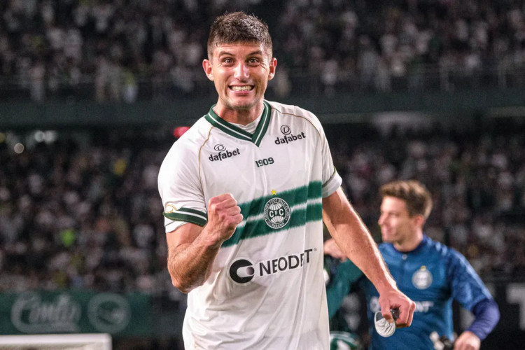 O zagueiro chileno Kuscevic, do Coritiba, chega por empréstimo ao Fortaleza para 2024