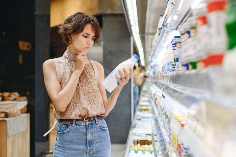 Prazo de validade dos alimentos deve ser respeitado para evitar danos à saúde (Imagem: ViDI Studio | Shutterstock)