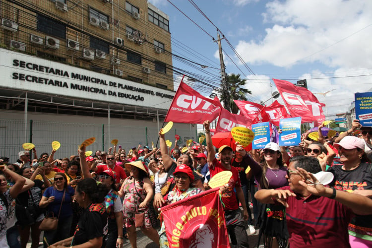 Professores da rede municipal fazem protesto na COGEP e SME por aumento no reajuste 