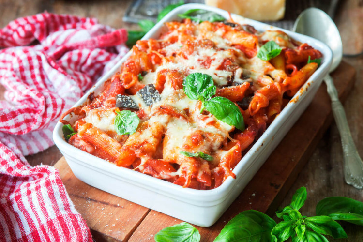 Macarrão ao forno (Imagem: Irina Meliukh | Shutterstock)