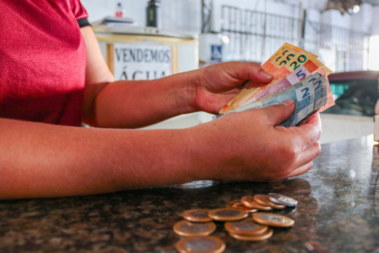 FORTALEZA, CEARÁ, BRASIL 07-02-2024: Dinheiro em circulação. (Foto: Yuri Allen/Especial para O Povo)