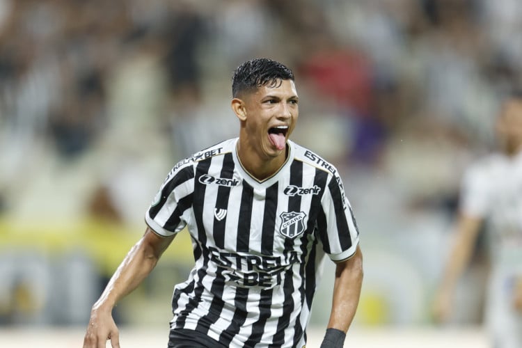 Erick Pulga comemorando gol no jogo Ceará x Caucaia, no Castelão, pelo Campeonato Cearense 2024