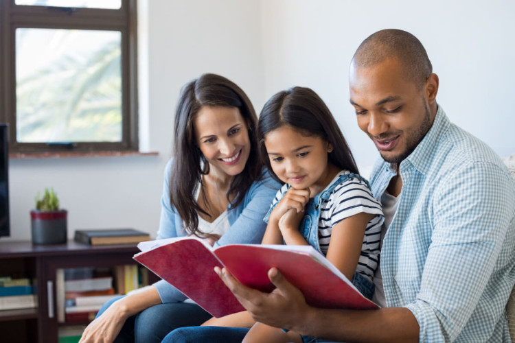 Os livros podem ensinar aos pequenos sobre a cultura brasileira (Imagem: Ground Picture | Shutterstock)