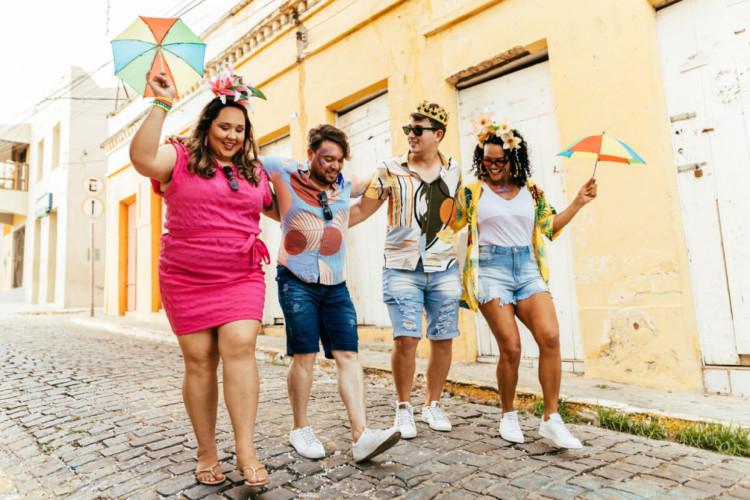 O entusiasmo do Carnaval pode facilmente levar à movimentação excessiva e impactos repetitivos, o que pode ser prejudicial para as articulações (Imagem: Kleber Cordeiro | Shutterstock)