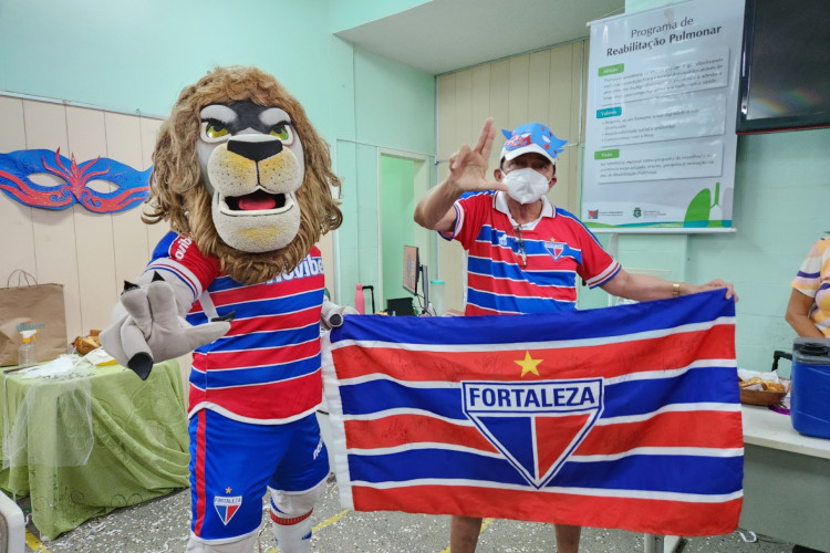 José Wilson Ferreira Ramos posa para foto ao lado do mascote do Fortaleza, o Juba