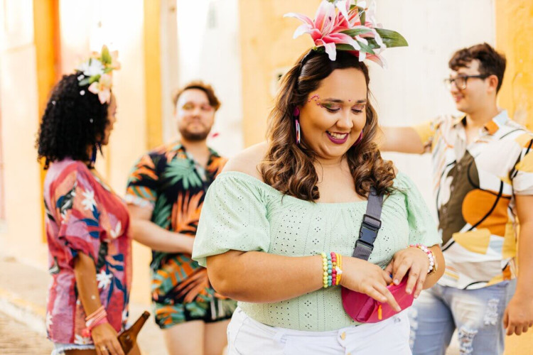 Objetos que compõem a bolsa de Carnaval fazem a diferença na hora de curtir a festa (Imagem: carnival fanny pack | Shutterstock)