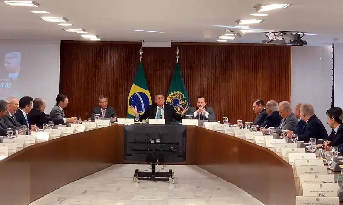 Em vídeo, Bolsonaro orienta ministros a questionar urnas e Judiciário