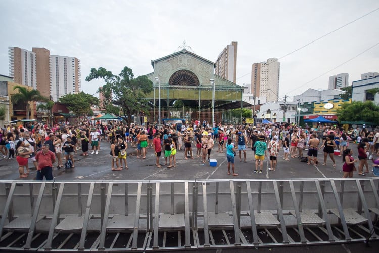 Movimentações dos foliões neste sábado, 10, no Mercado dos Pinhões 