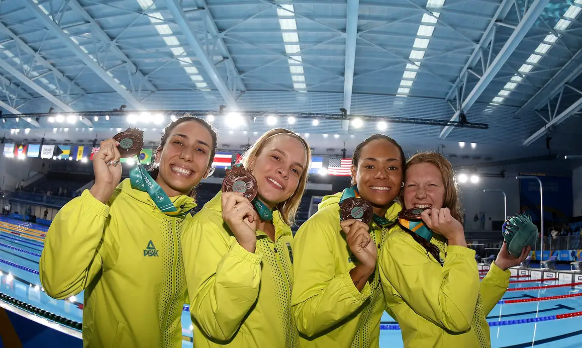 Paris 2024: Brasil se classifica nos revezamentos 4x100 metros livre