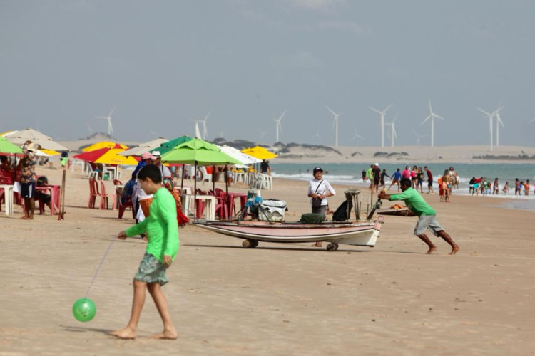 Após o sábado de Carnaval em Aracati com Xand Avião como principal nome, praia de Canoa Quebrada amanhece com tranquilidade