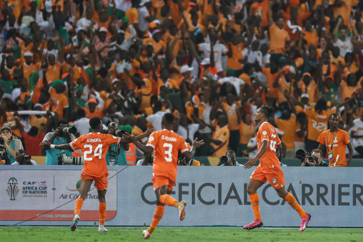 Jogadores da Costa do Marfim comemoram gol na final da Copa Africana de Nações