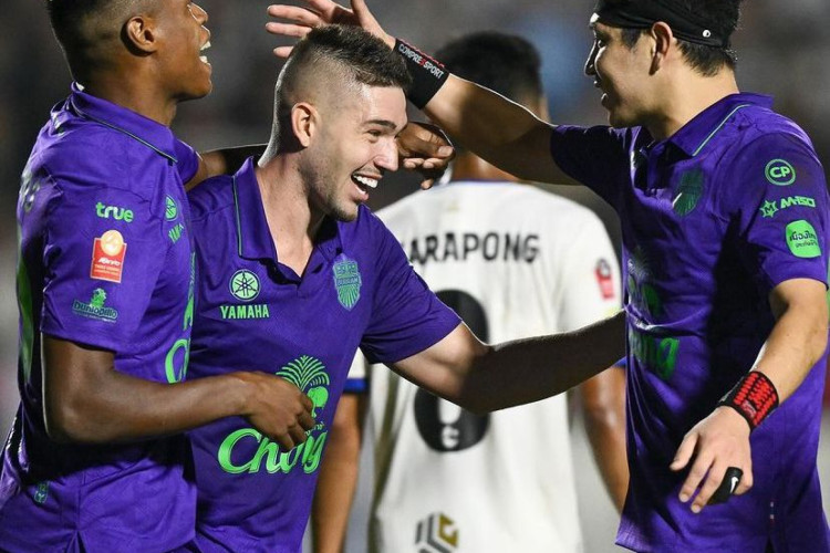 Guilherme Bissoli comemora gol marcado em estreia pelo Buriram