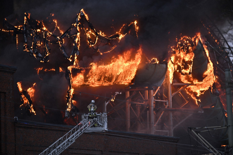 Incêndio envolve uma estrutura do Oceana Waterworld no Parque de Diversões Liseberg em Gotemburgo, Suécia, em 12 de fevereiro de 2024.