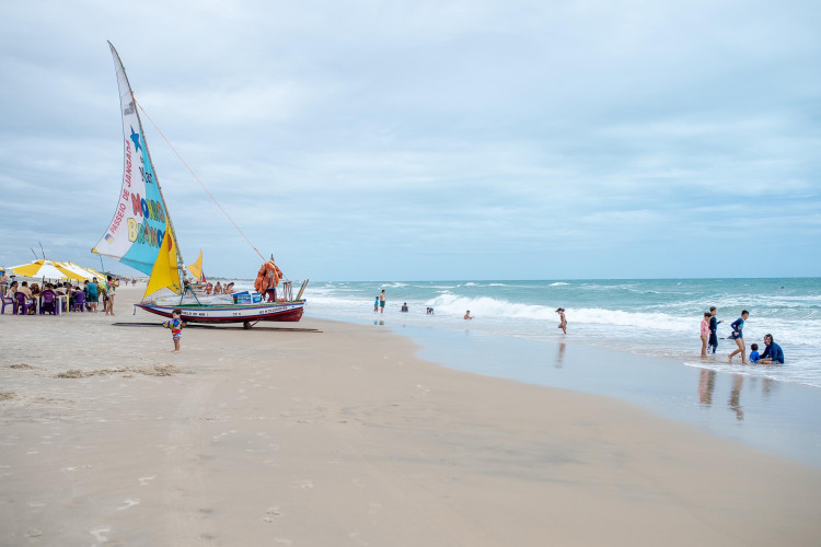 'Axé das antigas' dá o tom na Praia das Fontes em Beberibe.