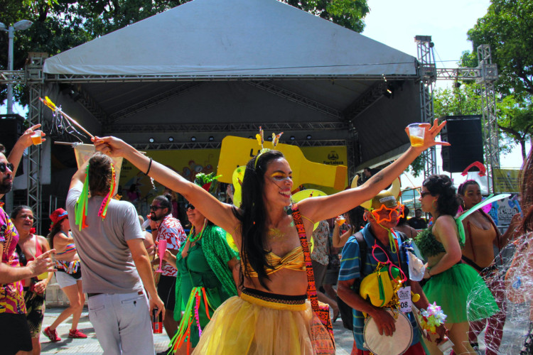 Foliões curtem a segunda-feira de Carnaval na Praça João Gentil, no Benfica, Fortaleza