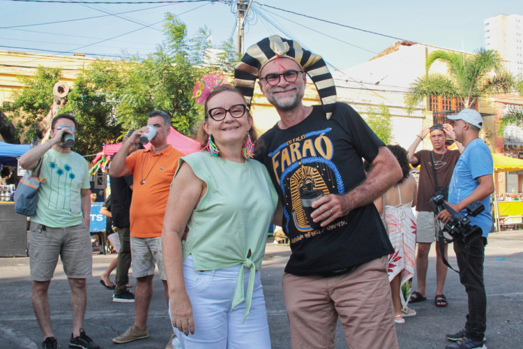 Foliões curtem o penúltimo dia de Carnaval no Mercado dos Pinhões 